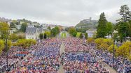 MARÉE DE FIDÈLES - 20.000 pèlerins pour le Rosaire à Lourdes